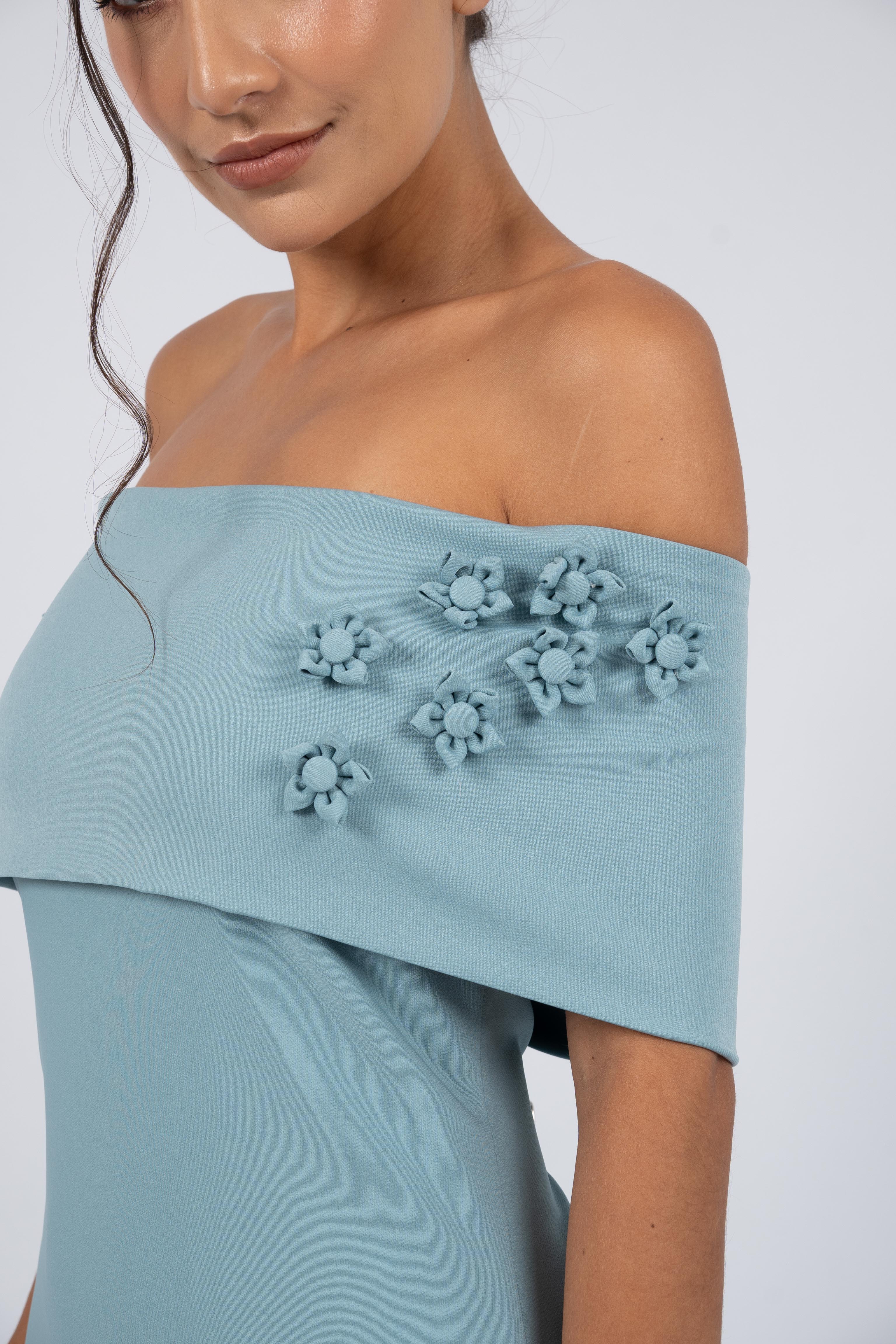 vestido con flores pequeñas celeste