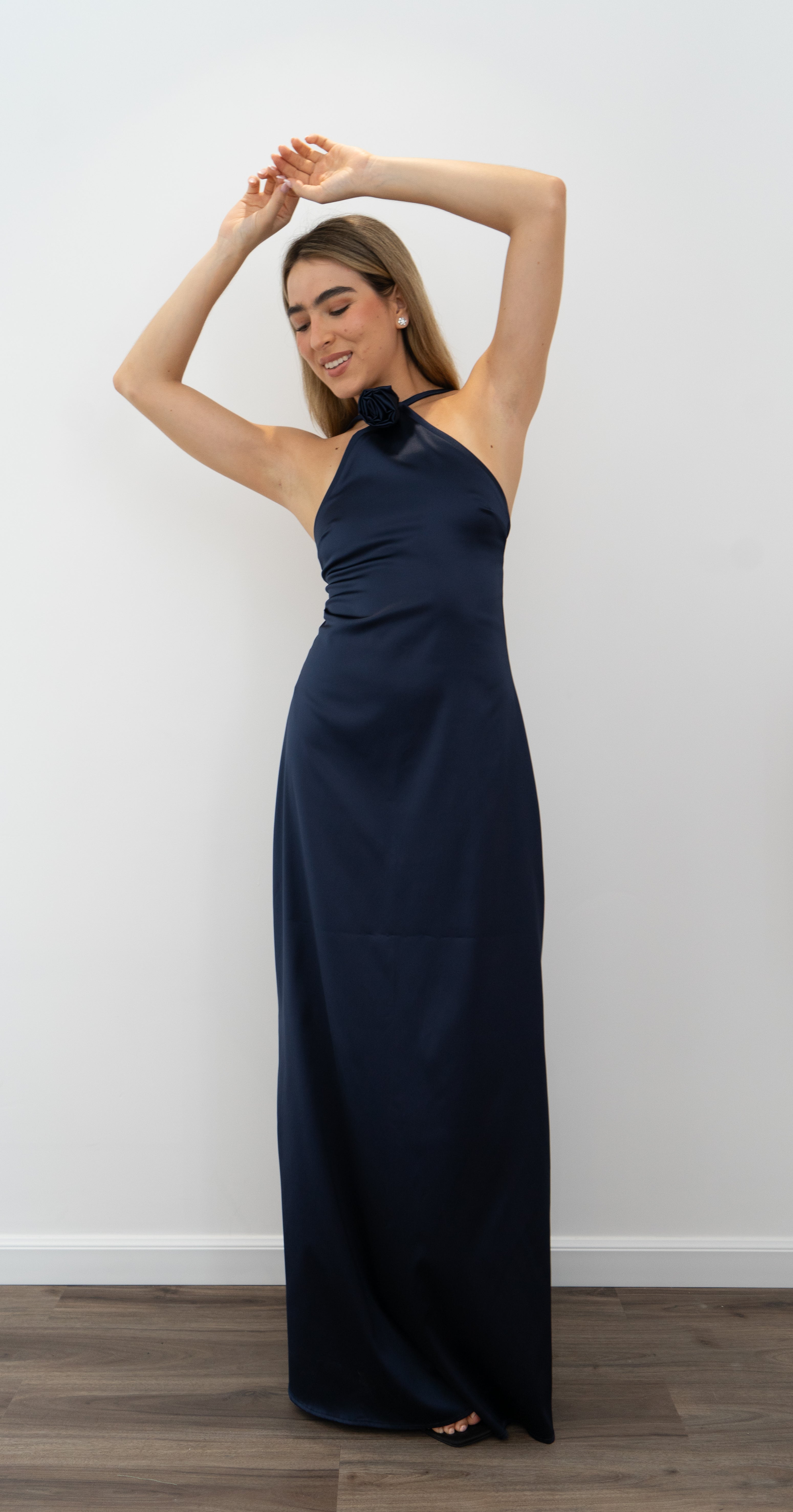 vestido de fiesta negro con flor