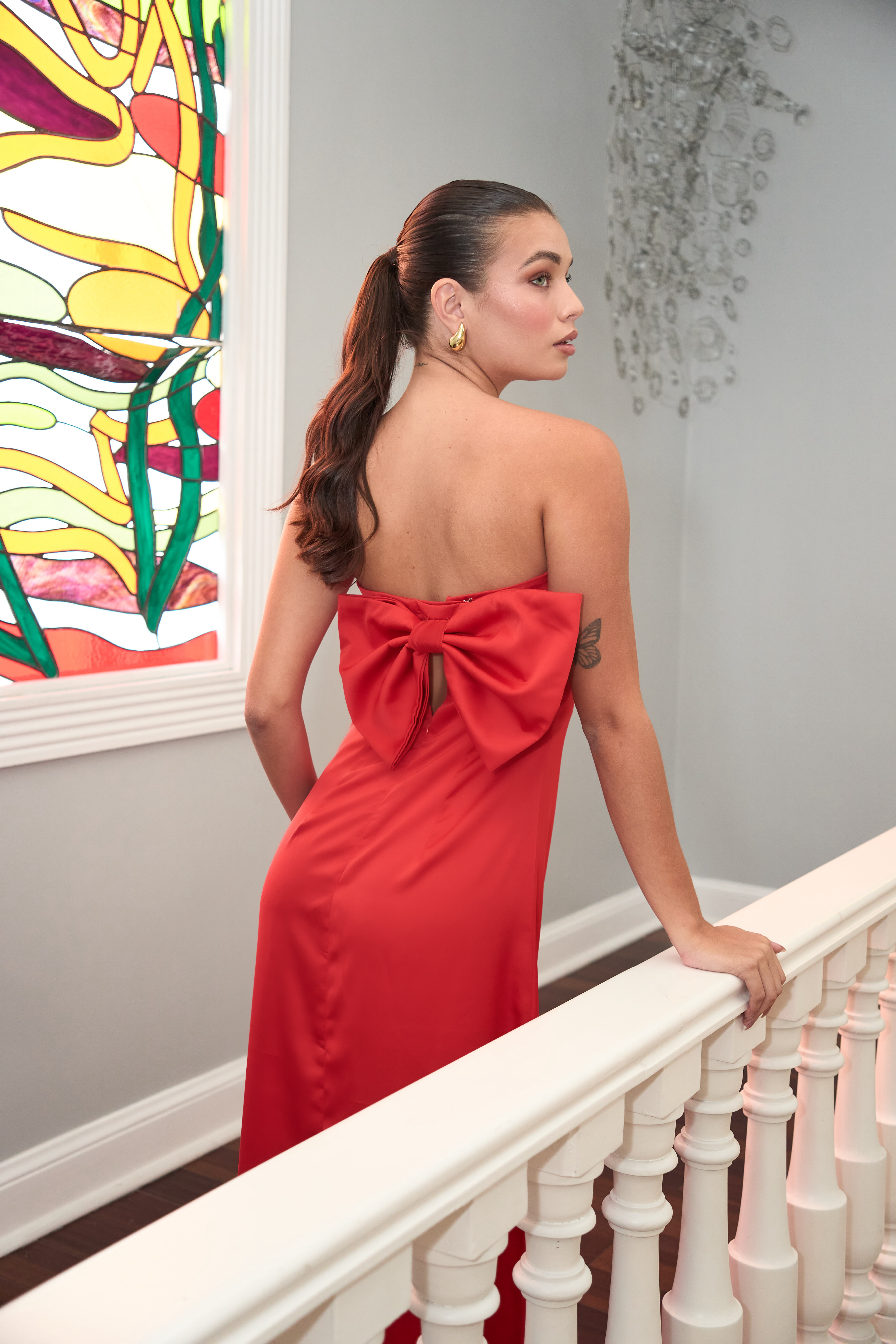 vestido rojo elegante con lazo en espalda