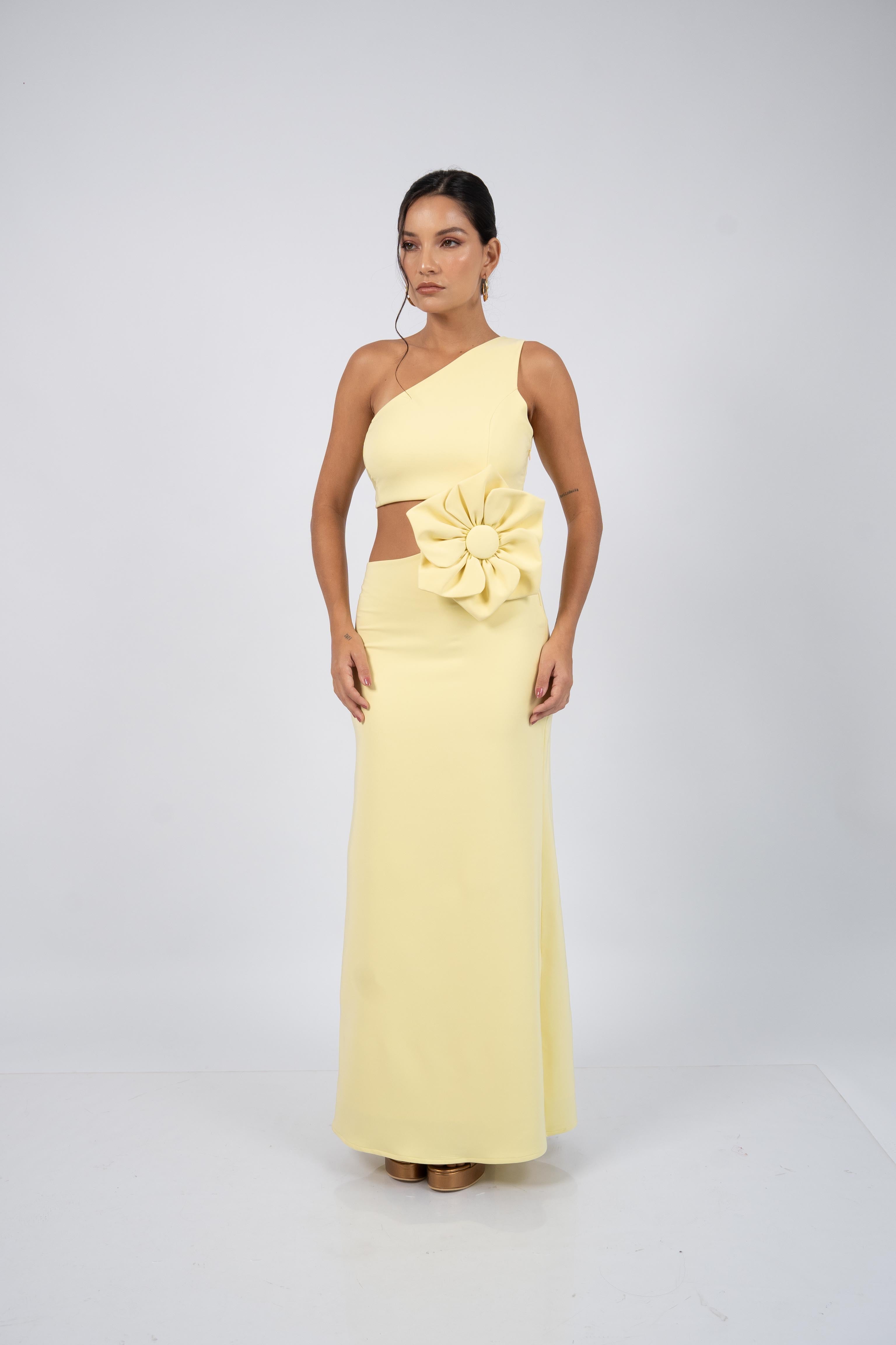 vestido de fiesta amarillo con flor
